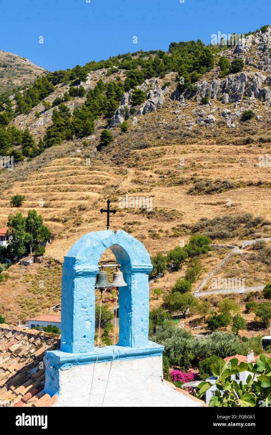 Kleine Kirche Glockenturm mit Blick auf den trockenen Hydriot Hang, Hydra-Insel, Griechenland Stockfoto