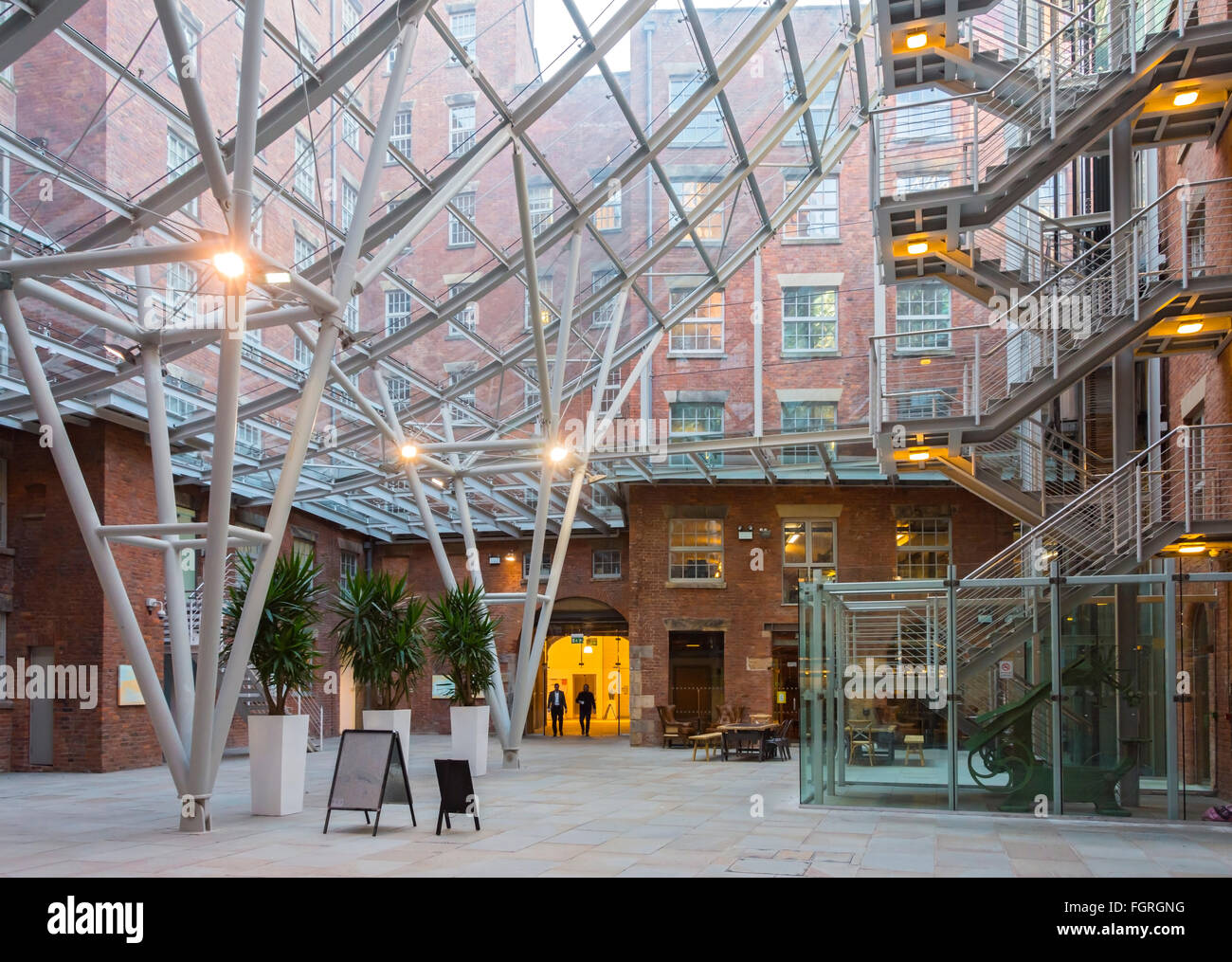 Das Atrium in der renovierten Royal Mills Komplex, Redhill Straße, neue Islington, Ancoats, Manchester, UK Stockfoto