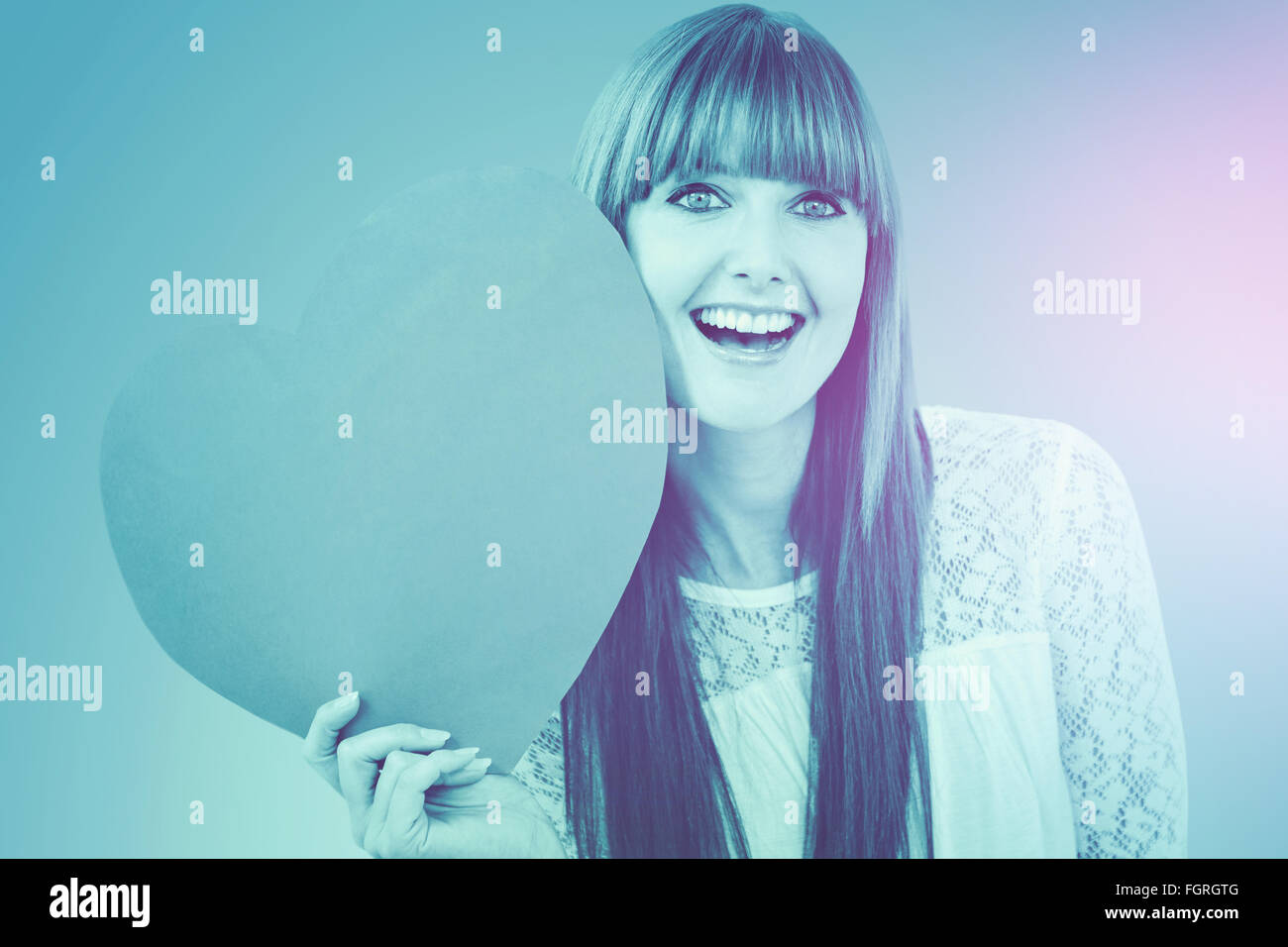 Zusammengesetztes Bild des Lächelns Hipster-Frau mit einem großen roten Herzen Stockfoto