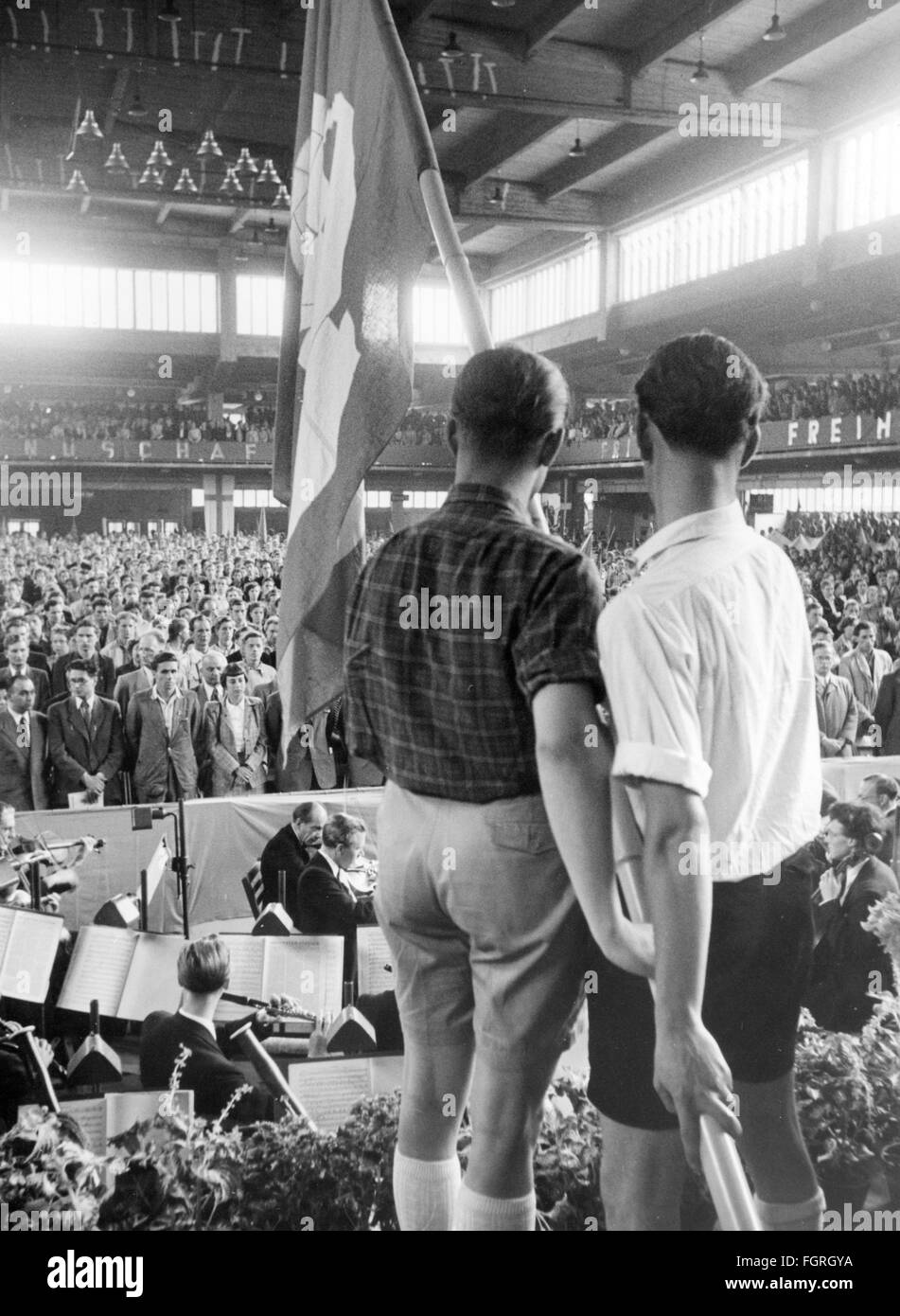 Politik, internationale Organisationen, Internationale Union der Sozialistischen Jugend (IUSY), Veranstaltungen, Eröffnung des 8. Internationalen Sozialistischen Jugendtreffens, Ernst-Merck-Halle, Hamburg, 11.8.1951, Zusatzrechte-Clearences-nicht vorhanden Stockfoto