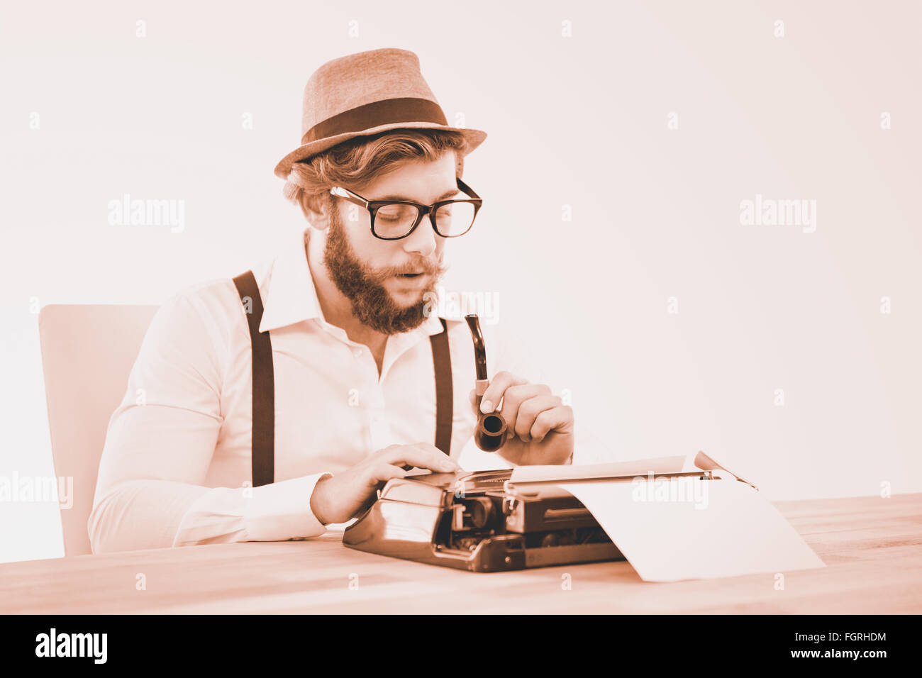 Zusammengesetztes Bild Hipster mit Pfeife während der Arbeit an der Schreibmaschine Stockfoto