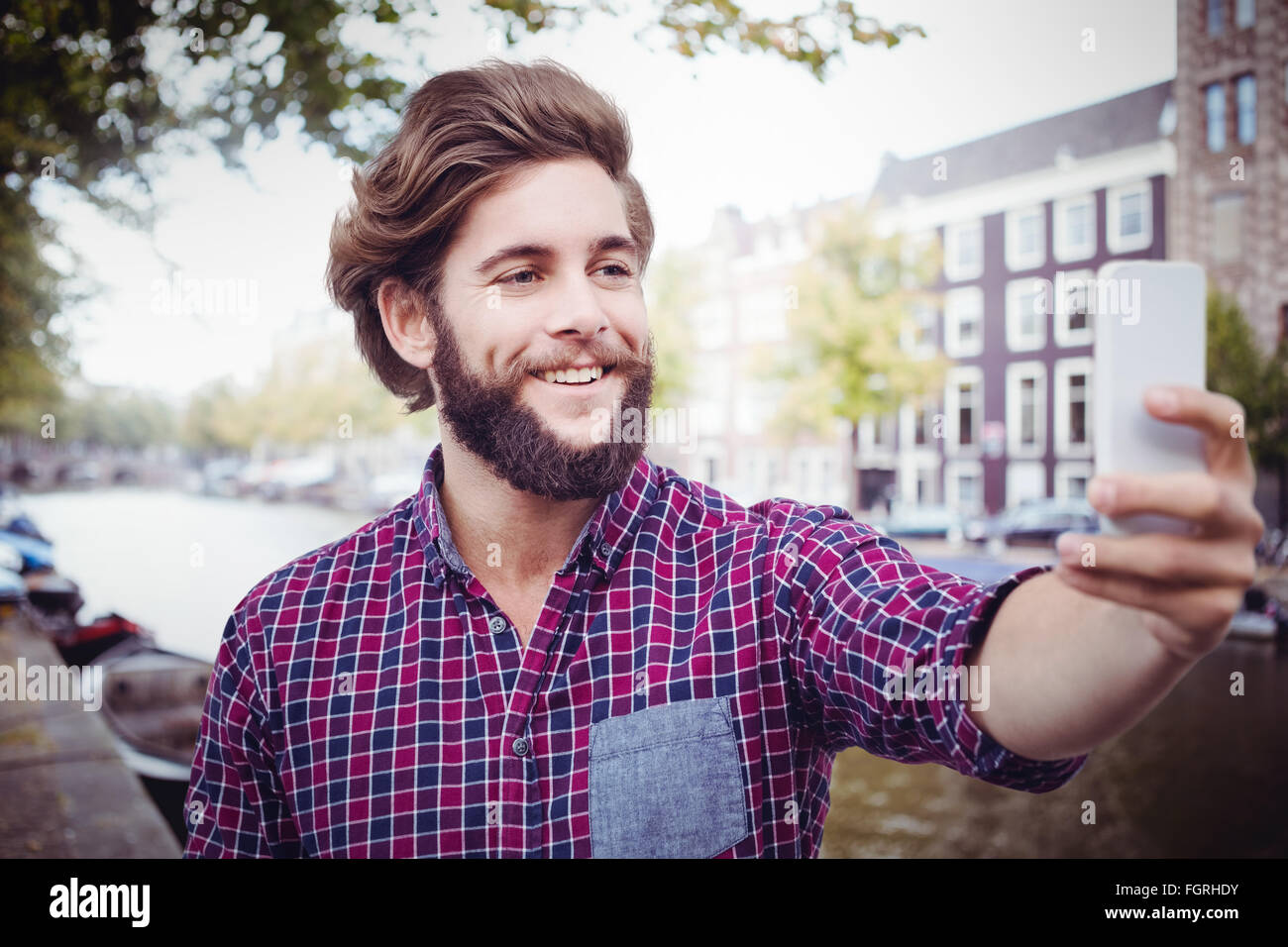 Zusammengesetztes Bild glücklich Hipster unter selfie Stockfoto