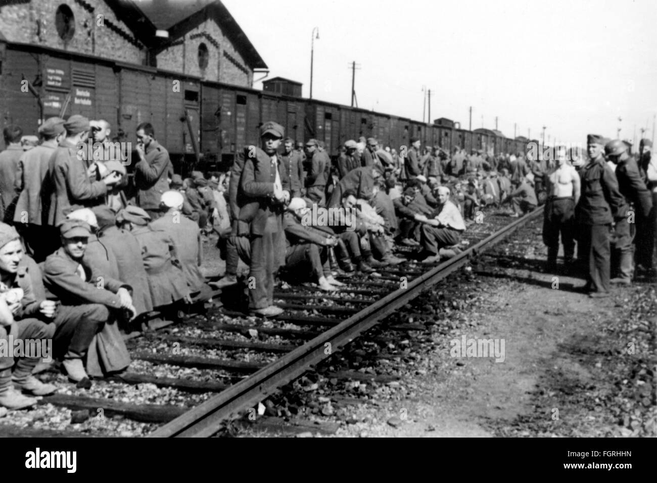 Zweiter Weltkrieg / 2. Weltkrieg, Kriegsgefangene, polnische Gefangene warten auf einem Bahnhof für ihren Transport / Transport, 1939, Zusatzrechte-Clearences-nicht vorhanden Stockfoto