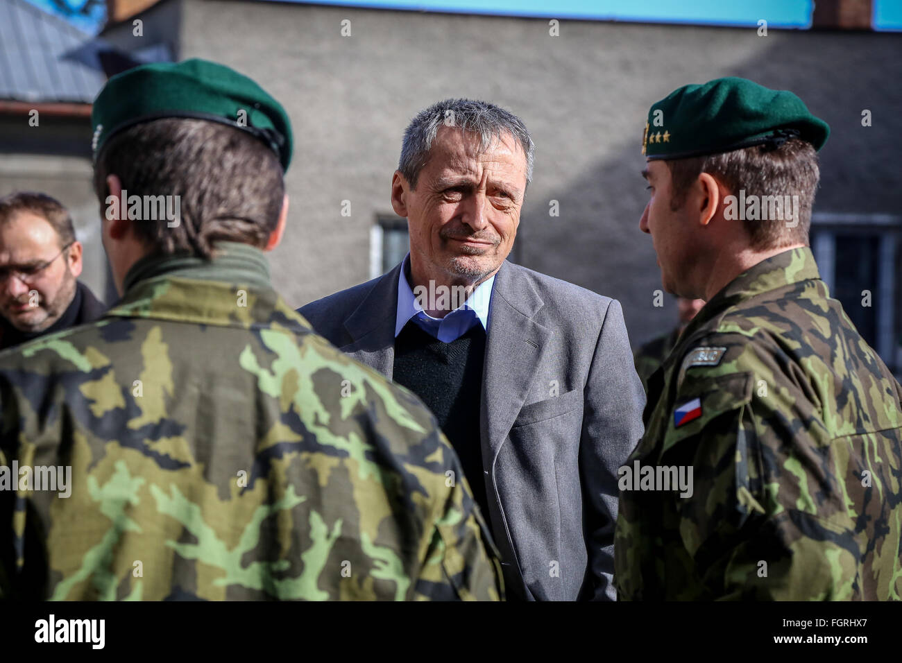 Opava, Tschechien. 22. Februar 2016. Verteidigung-Minister Martin Stropnicky besucht 53. Aufklärungs- und elektronische Kriegsführung-Regiment in Opava, Tschechien, 22. Februar 2016. © Adolf Horsinka/CTK Foto/Alamy Live-Nachrichten Stockfoto