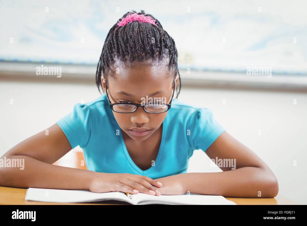 Fokussierte Schüler Buch in einem Klassenzimmer Stockfoto