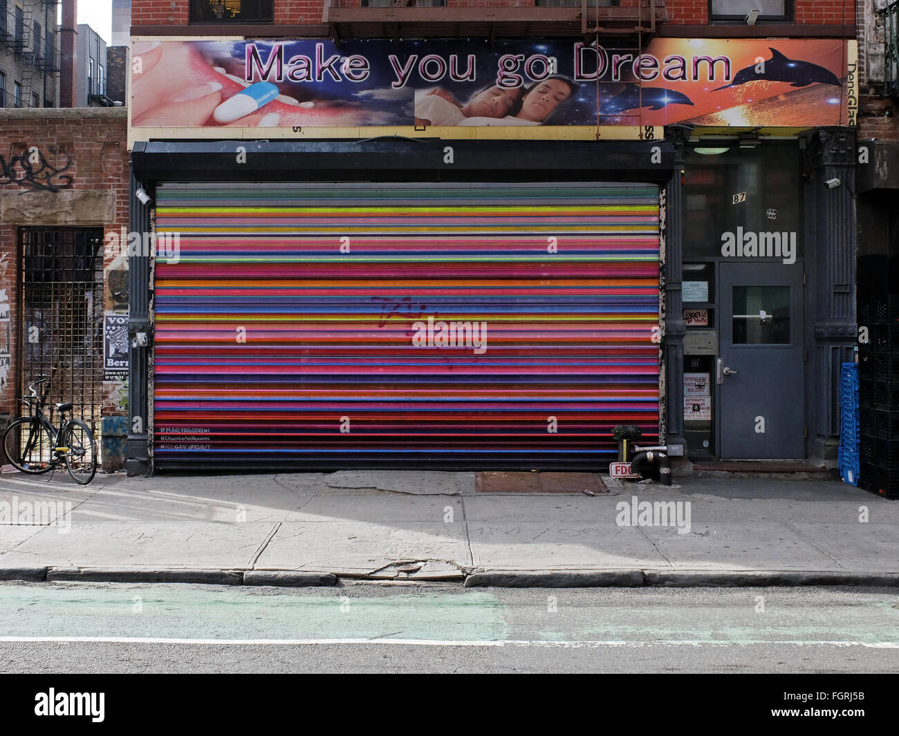 Ein bunt bemalten Shop Gitterrost Rivington Street zwischen Ludlow & Orchard Street auf der Lower East Side von Manhattan, NYC Stockfoto
