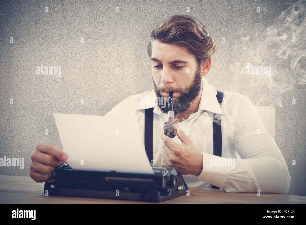 Zusammengesetztes Bild Hipster mit Pfeife auf Schreibmaschine arbeiten Stockfoto