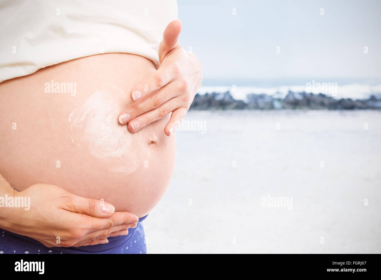 Zusammengesetztes Bild schwangere Frau mit Sahne auf Stoß Stockfoto