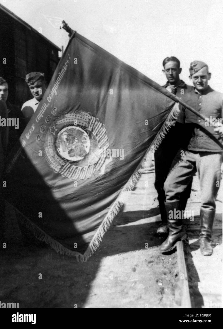 Zweiter Weltkrieg, Russland, deutsche Militäreisenbahningenieure mit einer gefangenen sowjetischen Regimentsflagge, um 1942, Zusatzrechte-Abfertigung-nicht vorhanden Stockfoto