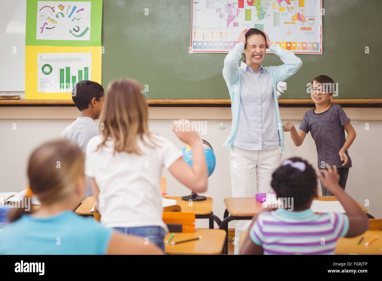 Schüler im Klassenzimmer laufen wild Stockfoto