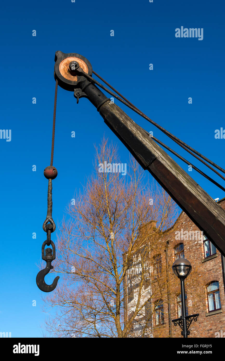 Ein Vintage Kran im Paradies Wharf am Ashton Kanal nahe dem Stadtzentrum an der Piccadilly, Manchester, England, UK Stockfoto