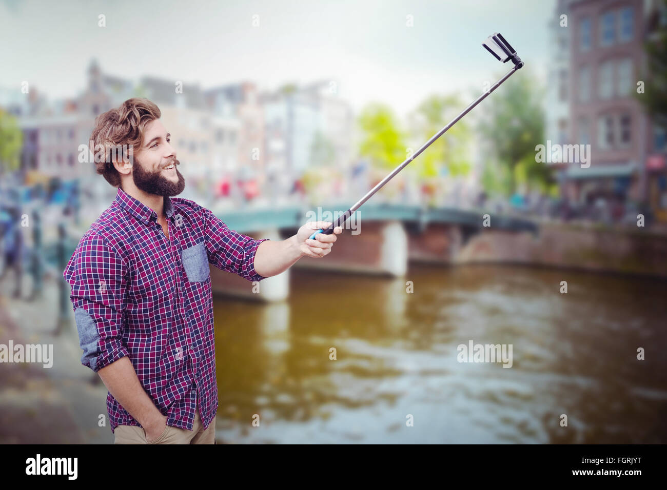 Zusammengesetztes Bild glücklich Hipster mit Selfie-stick Stockfoto