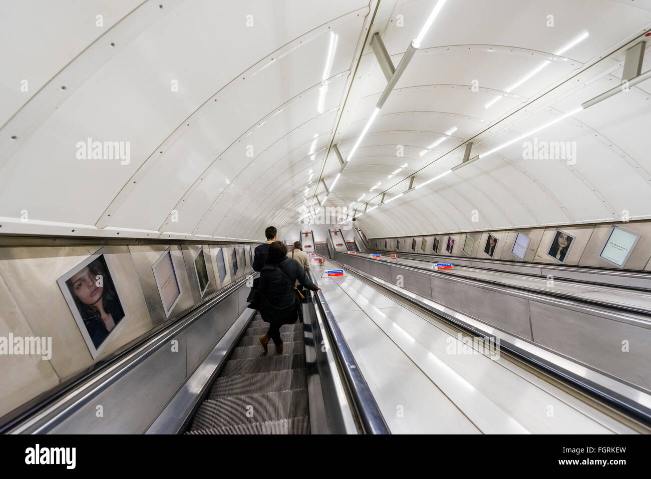 Rolltreppe am Leicester Square u-Bahnstation, London, England, UK Stockfoto