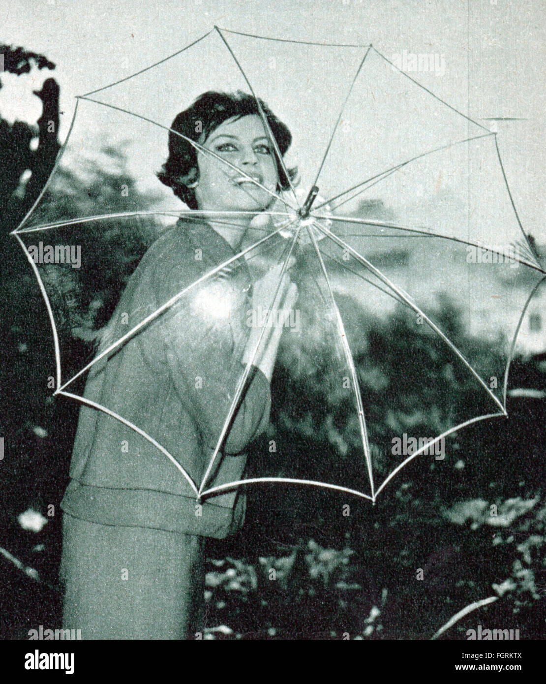 Mode, 50er Jahre, Schaufensterpuppe mit transparentem Regenschirm, 1959,  Additional-Rights-Clearences-not available Stockfotografie - Alamy