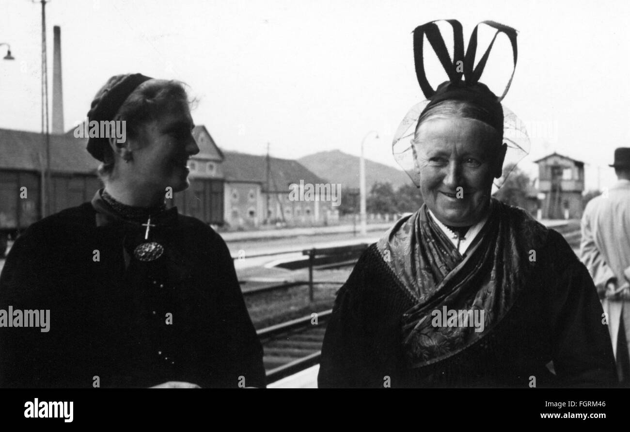 Mode, Tracht, Bayern, Frauen in Mittenwald Tracht, 1930er Jahre, Zusatzrechte-Clearences-nicht vorhanden Stockfoto