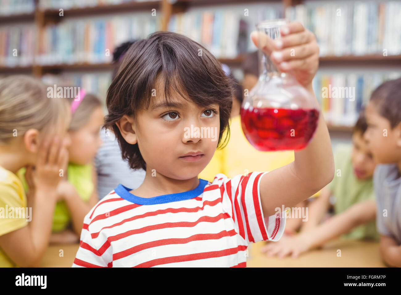 Schüler, die Wissenschaft in der Bibliothek Stockfoto