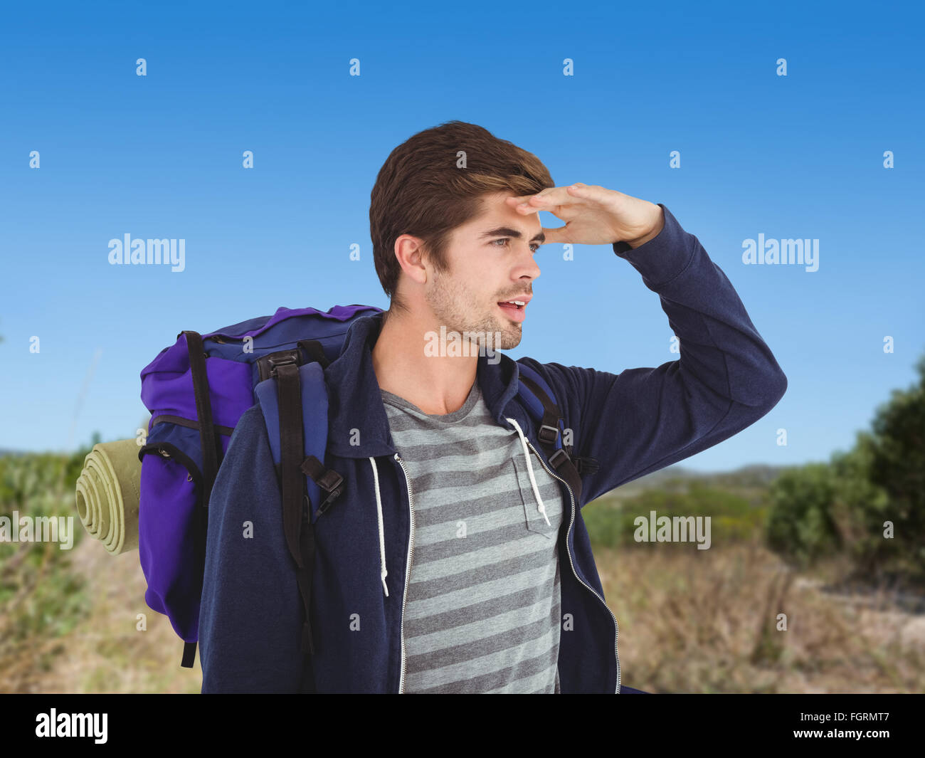 Zusammengesetztes Bild Mann mit Rucksack Abschirmung Augen Stockfoto