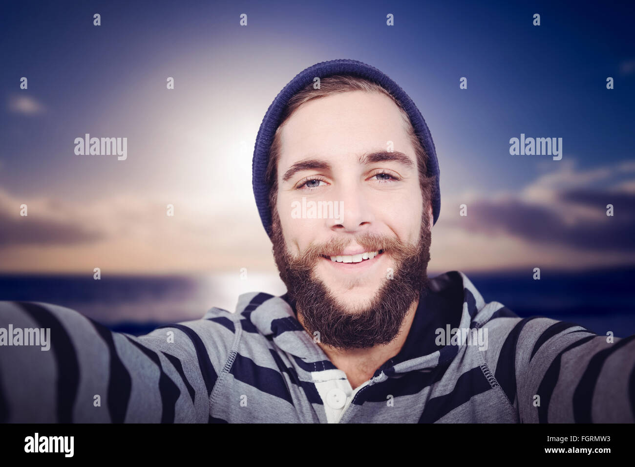Zusammengesetztes Bild des Porträts von glücklich Hipster mit Kapuzen shirt Stockfoto