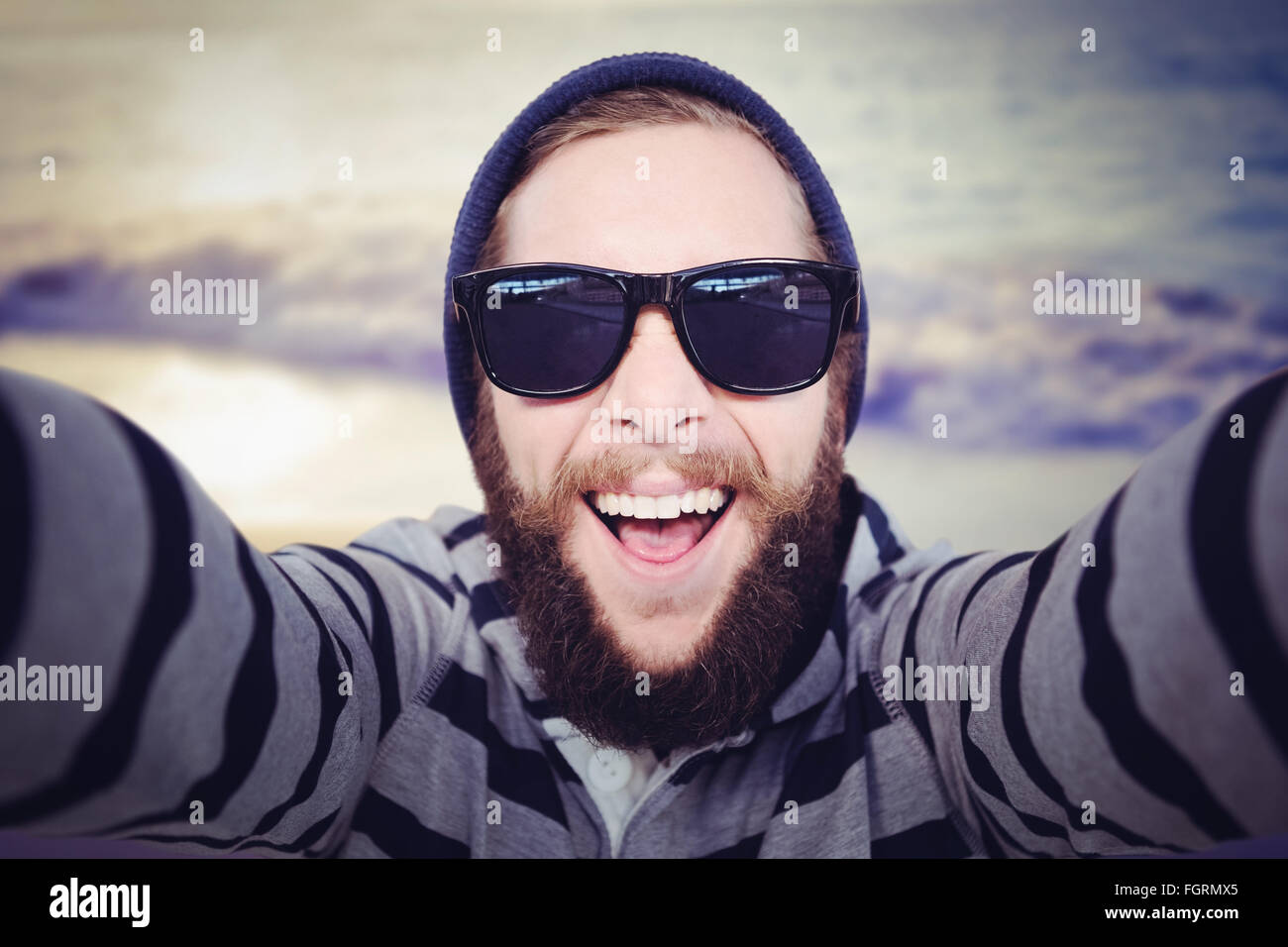 Zusammengesetztes Bild des Porträts von glücklich Hipster mit Sonnenbrille Stockfoto