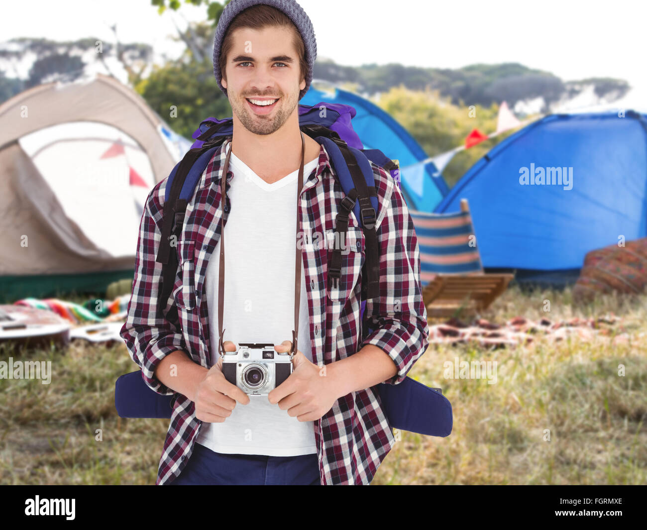 Zusammengesetztes Bild des Porträts von glücklichen Menschen, die Kamera zu halten Stockfoto