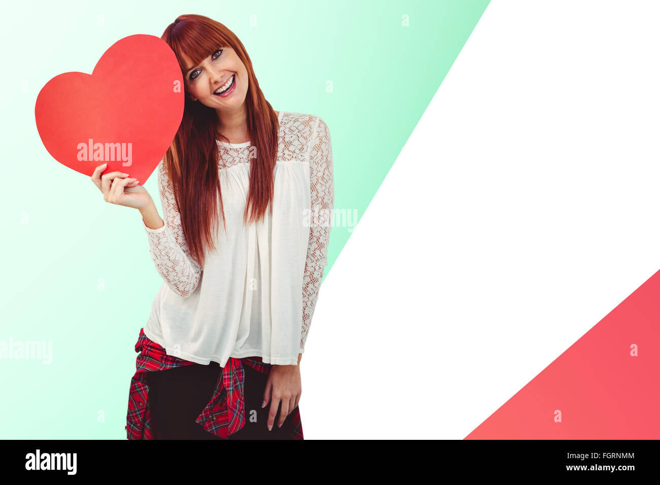 Zusammengesetztes Bild des Lächelns Hipster-Frau mit einem großen roten Herzen Stockfoto