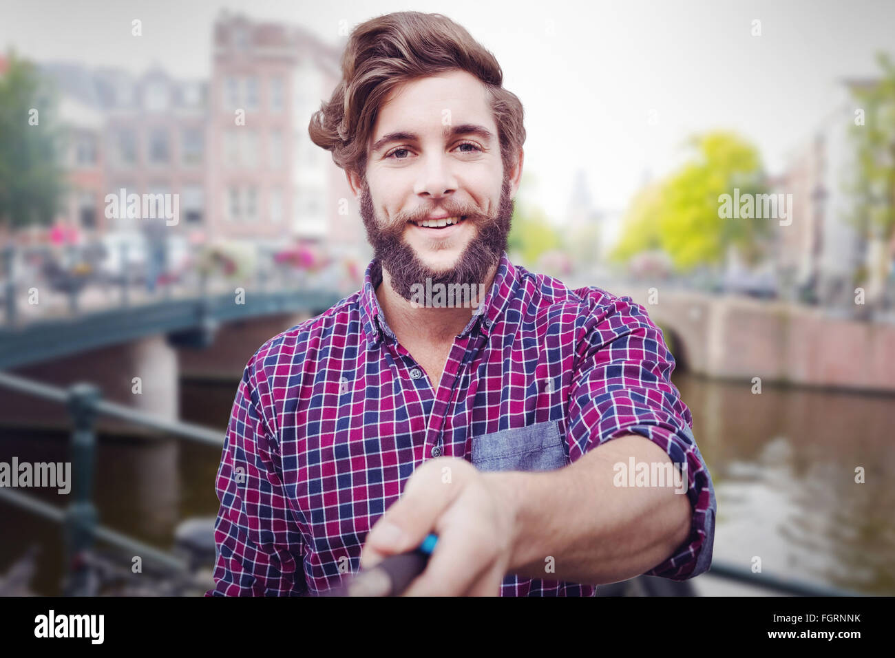 Zusammengesetztes Bild des Porträts von Hipster mit Selfie-stick Stockfoto