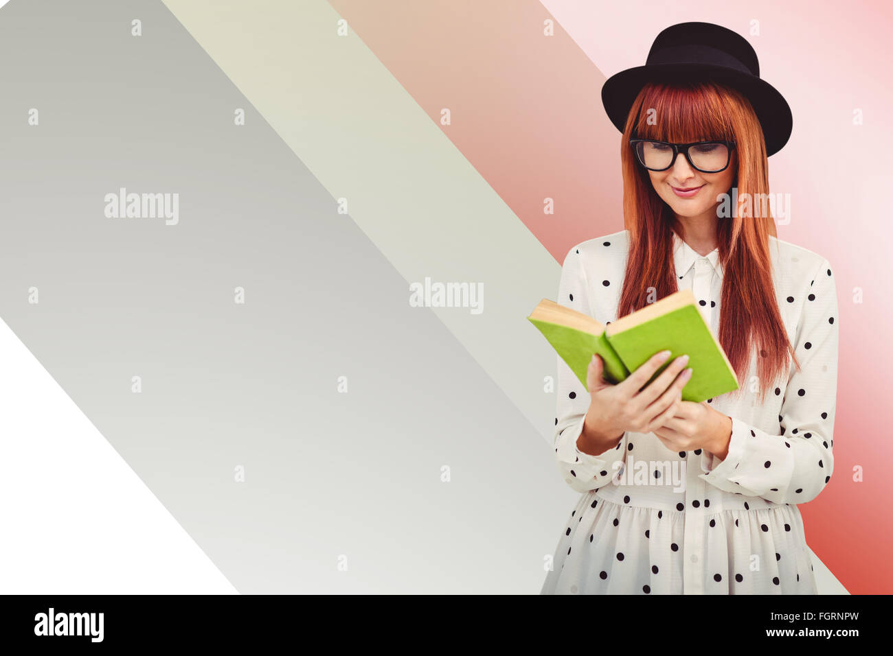 Zusammengesetztes Bild der Hipster Frau liest ein grünes Buch Stockfoto