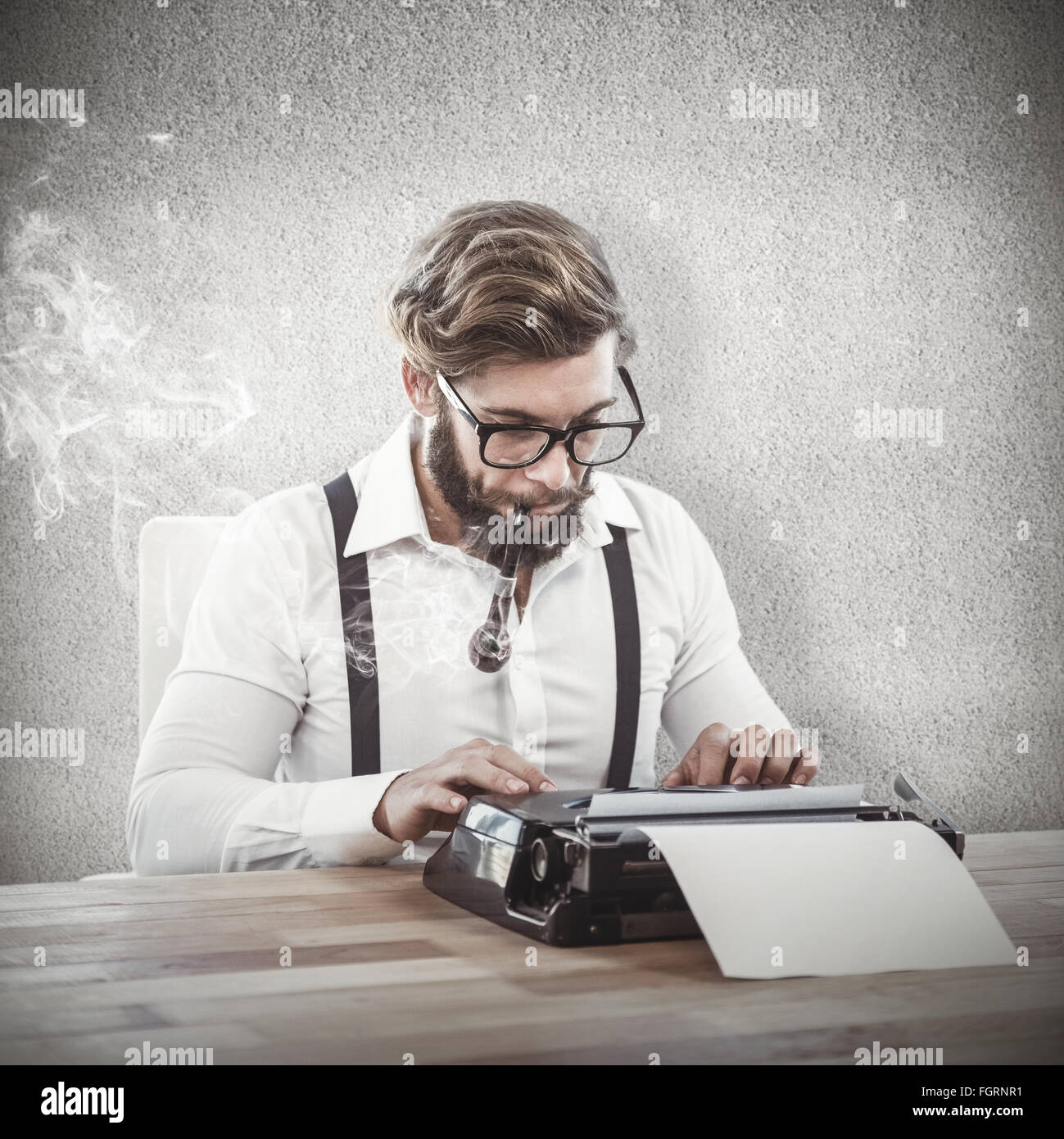Zusammengesetztes Bild der Hipster Pfeife während der Arbeit an der Schreibmaschine Stockfoto