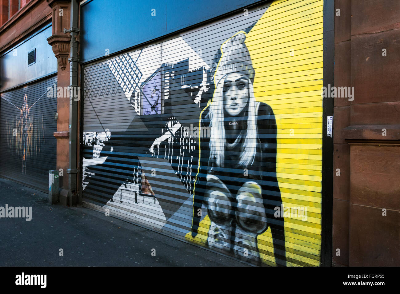 Wandbild auf Tür Rollladen bei Stevenson Square, Northern Quarter, Manchester, England, UK Stockfoto