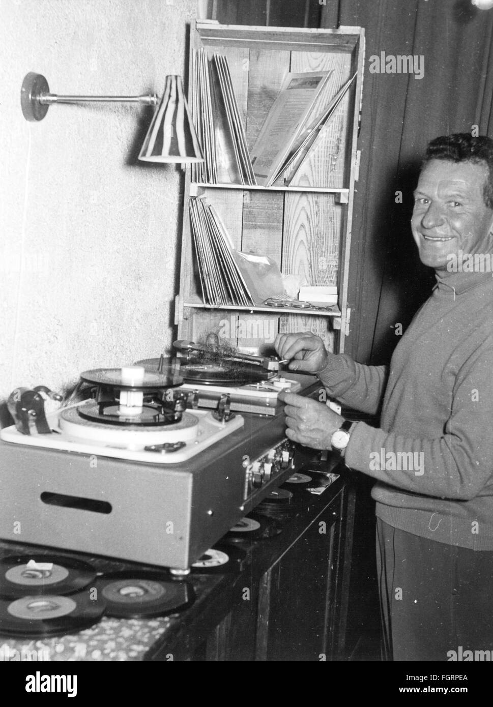 Musik, Schallplatten, Plattenspieler in einer Hotelbar in Val-d'Isere, Frankreich, 50er Jahre, zusätzliche-Rights-Clearences-nicht verfügbar Stockfoto