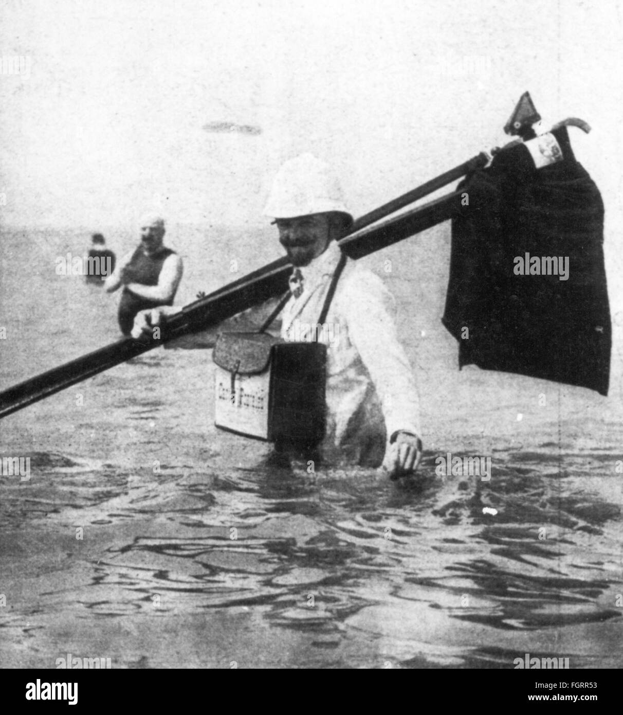 Fotografie, Fotograf, Fotograf mit Ausrüstung im Freibad, 1912, zusätzliche-Rechte-Clearences-not available Stockfoto