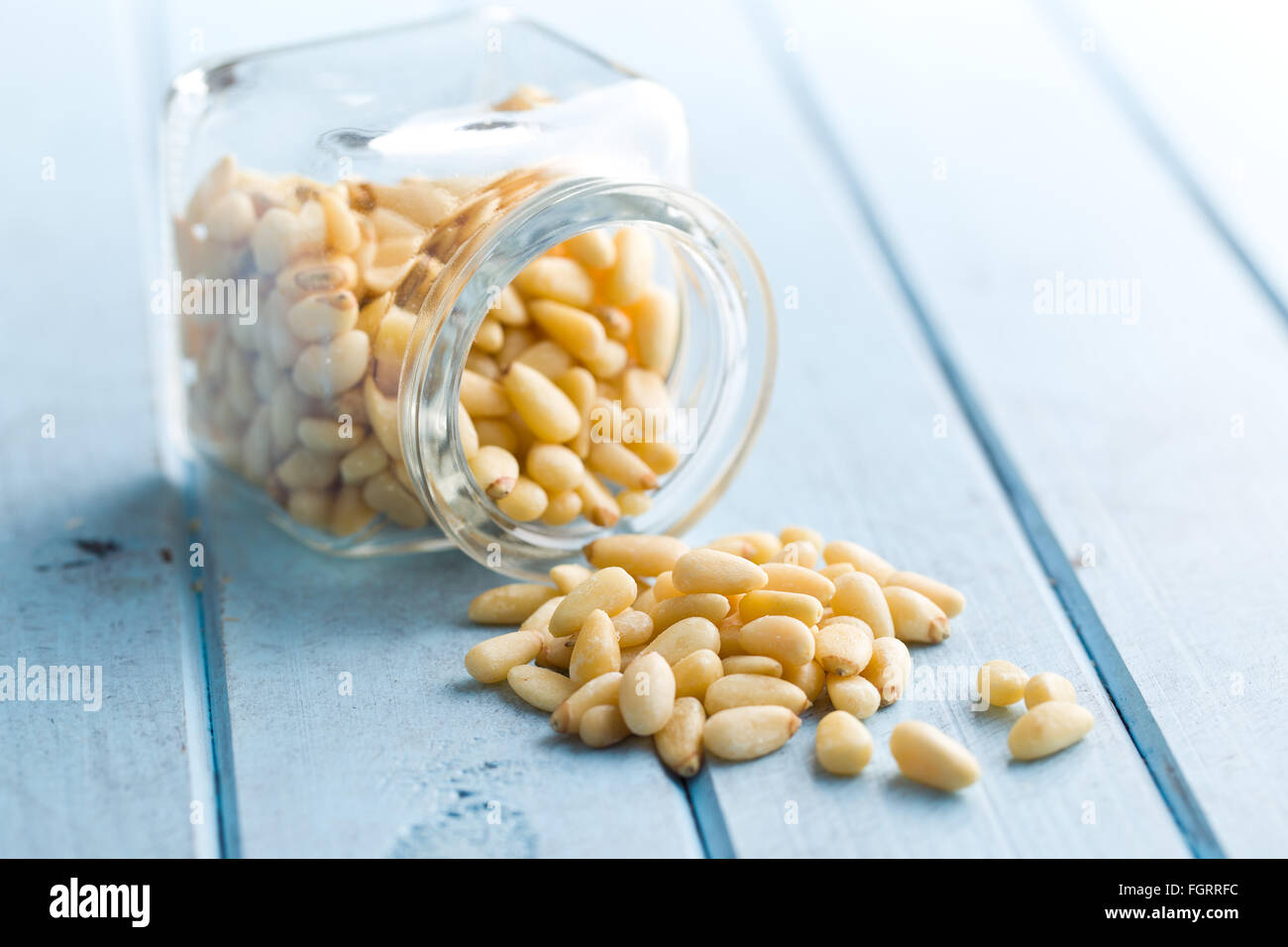 Pinienkerne in einem Glas Stockfoto