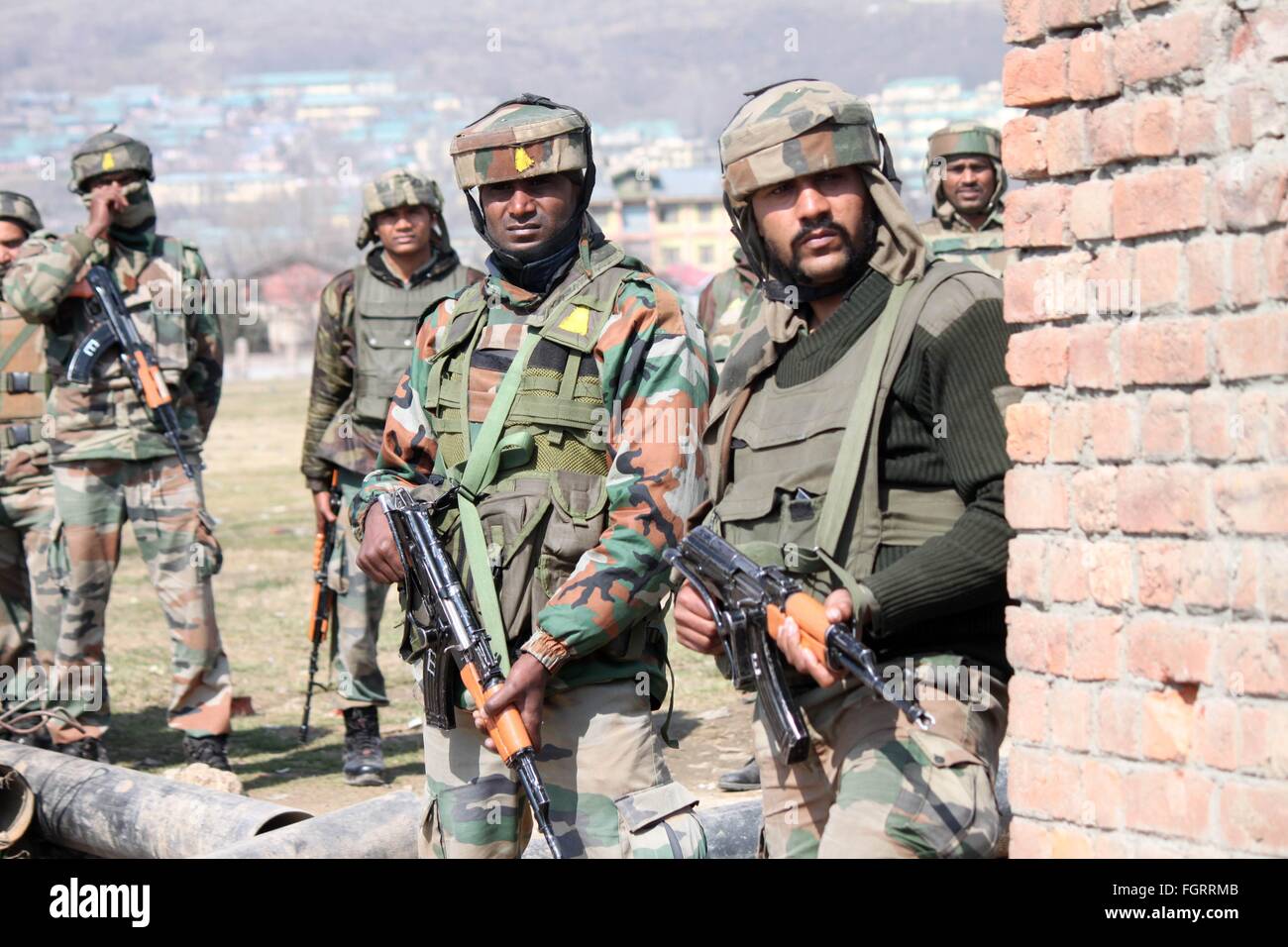 Srinagar, Kaschmir. 22. Februar 2016. Soldaten der indischen Armee nehmen Stellung während einer Schießerei zwischen indische Sicherheitskräfte und Kashmiri-Rebellen in Pampore, in der Nähe von Srinagar, indischen Kaschmir, Indien kontrollierten Kaschmir gesteuert Montag, 22. Februar 2016. Anti-Indien Stimmung läuft tief im indischen Teil von Kaschmir, wo Rebellengruppen seit 1989 für Unabhängigkeit oder einer Fusion mit dem benachbarten Pakistan gekämpft haben. In den bewaffneten Aufstand und anschließenden indischen militärischen Niederschlagung sind mehr als 68.000 Menschen getötet worden. Bildnachweis: Basit Zargar/Alamy Live-Nachrichten Stockfoto