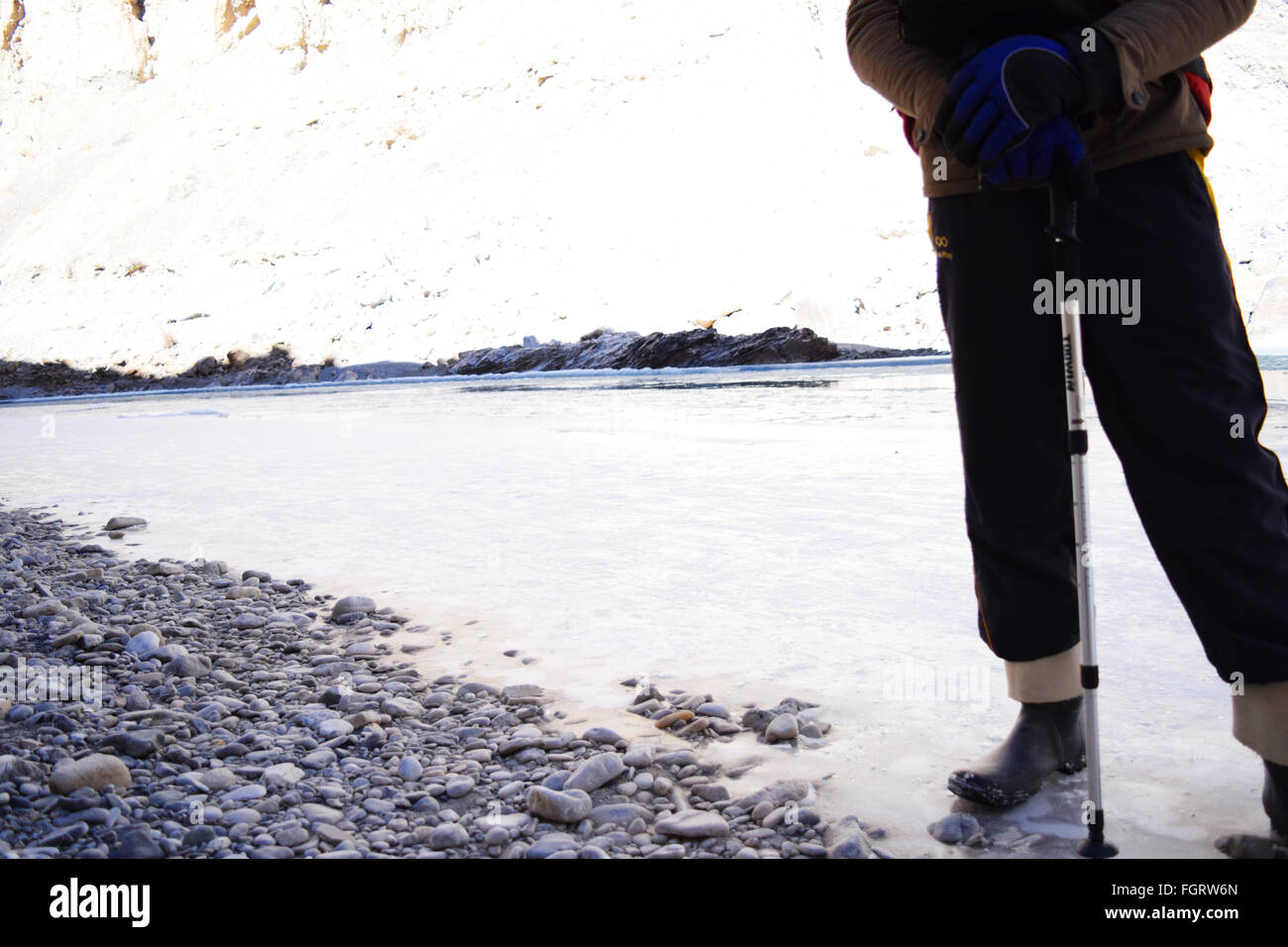Trekker posiert für einen Klick auf zugefrorenen Fluss Stockfoto