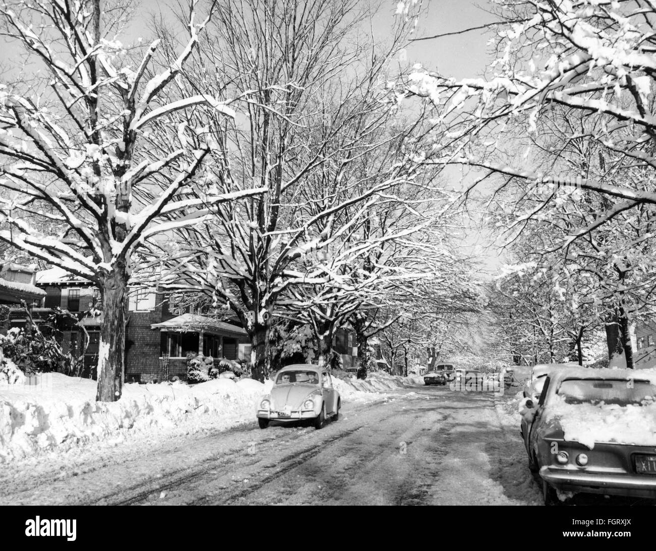 Saison, Winter, verschneite Straße in einer Stadt in den USA, 1960er Jahre, zusätzliche-Rechte-Clearences-nicht verfügbar Stockfoto