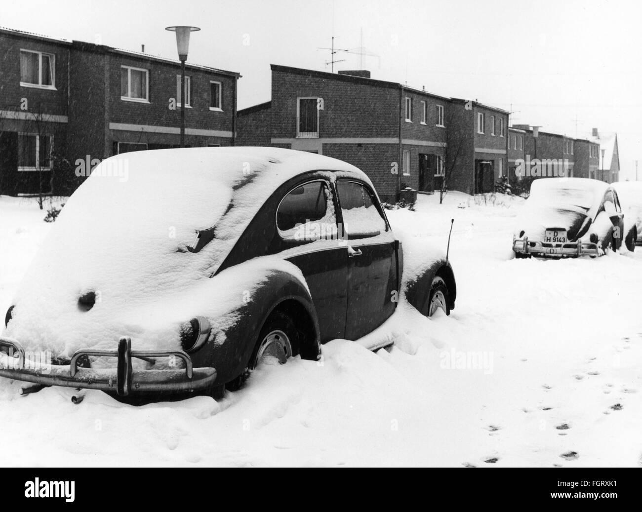 Saison, Winter, Schneebedeckter VW Käfer, Nordrhein-Westfalen, Deutschland, um 1970, Zusatz-Rechteklärung-nicht möglich Stockfoto