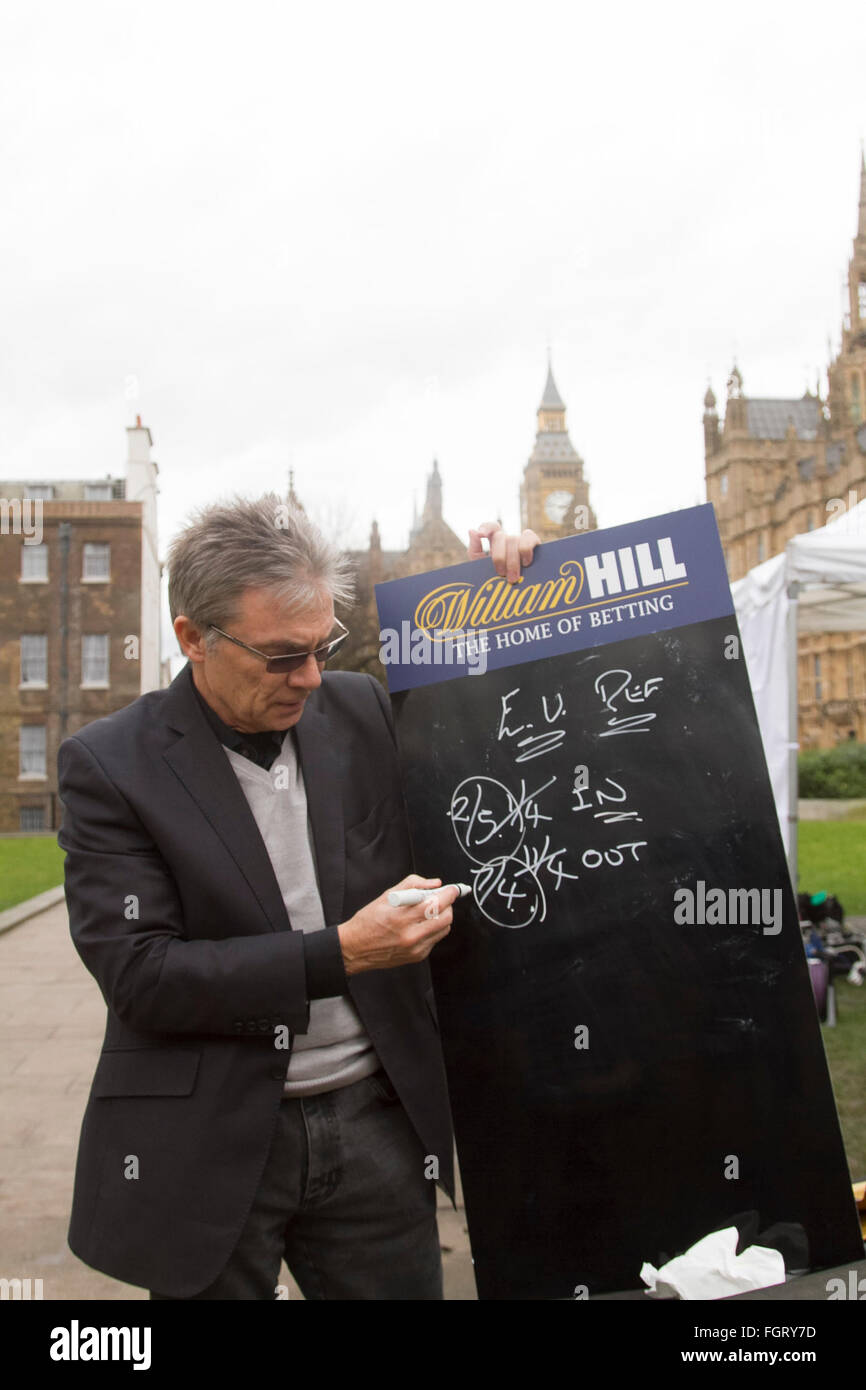 London UK. 22. Februar 2016. Buchmacher William Hill bieten Wettquoten für das EU-Referendum, wenn die britische Öffentlichkeit zu den Urnen am 23. Juni gehen zu entscheiden, ob Sie bleiben oder verlassen der Europäischen Union Credit: Amer Ghazzal/Alamy Live-Nachrichten Stockfoto