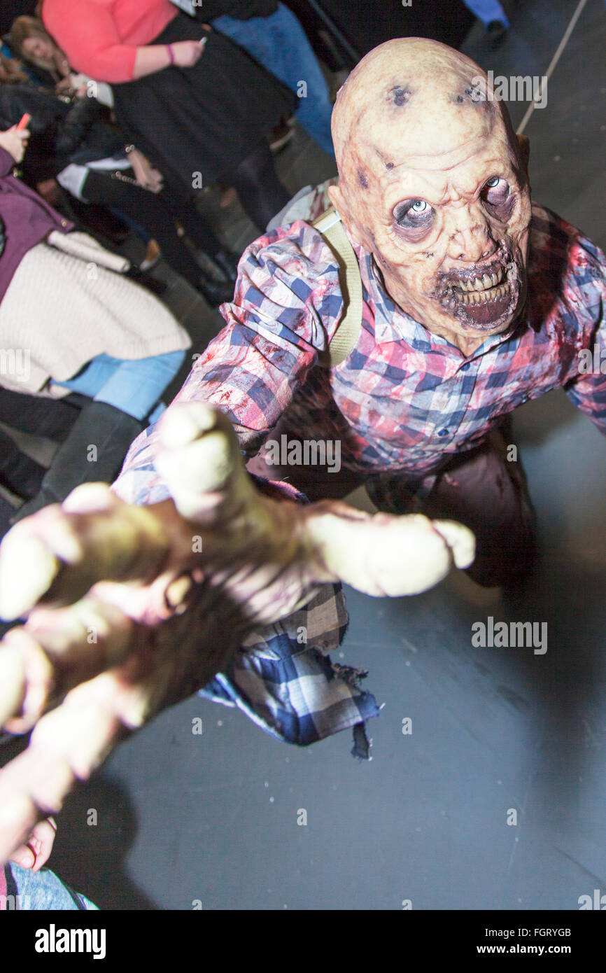 Zu Fuß Toten Zombie beängstigend Untoten toter Mann nach Gehirne Griff nach Essen Horror schrecklichen Verbrennungen zombies Stockfoto
