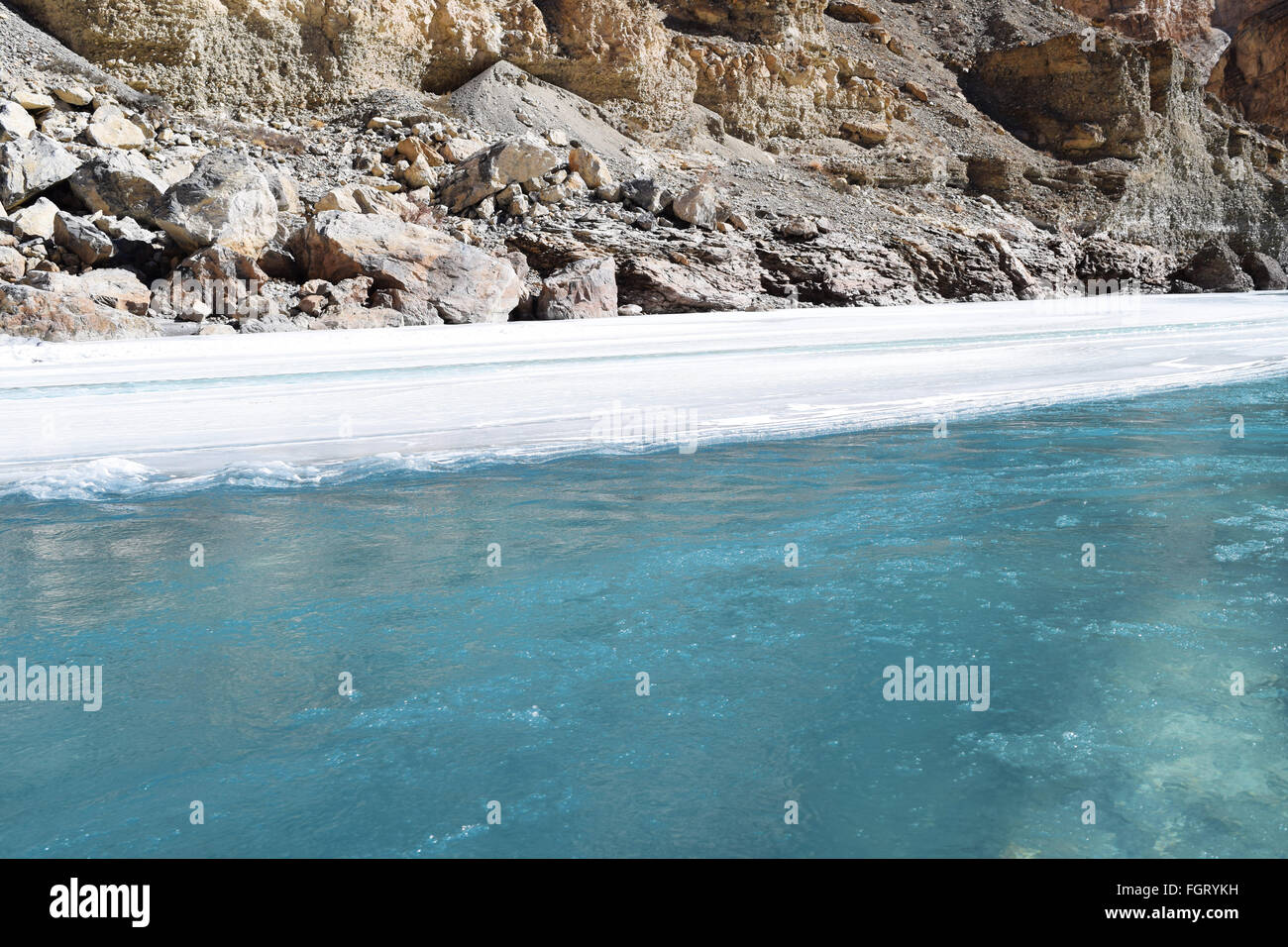 schöne Aussicht auf klare blaue Wasser Stockfoto