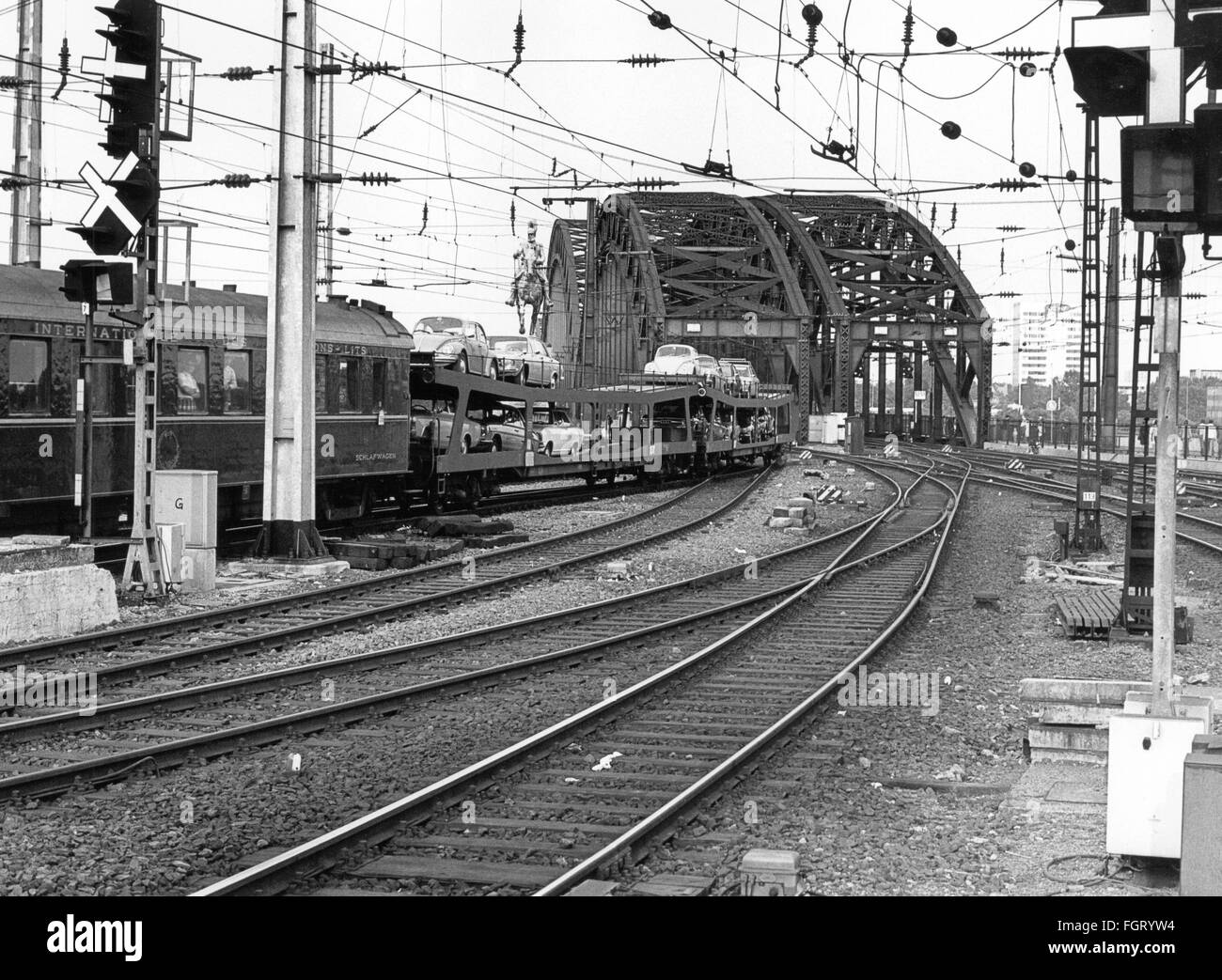 Transport / Transport, Bahn, Bahn, Personenzug mit PKW-Transport, Hohenzollernbrücke, Köln, 60er Jahre, Zusatzrechte-Abfertigung-nicht vorhanden Stockfoto