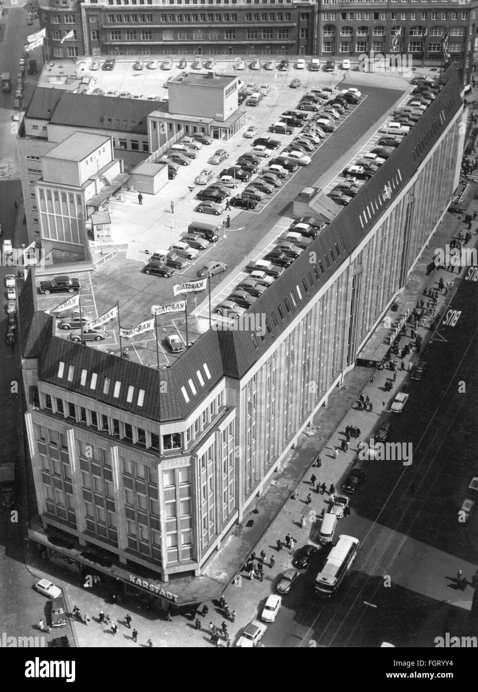 Geographie Reisen Deutschland Hamburg Gebaude Filiale Das Kaufhaus Karstadt Mit Parkplatz Auf Dem Dach Monckebergstrasse Flugplatz 1950er Jahre Zusatzrechte Abfertigung Nicht Vorhanden Stockfotografie Alamy