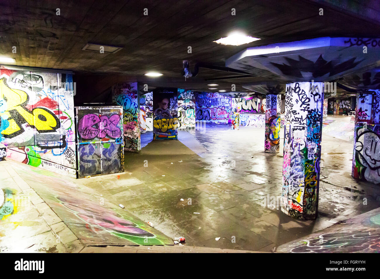 Graffiti-London-Wände bedeckt mit Sprühfarbe Kunst künstlerisches Design entwirft skate Park Säulen Rampen Stockfoto