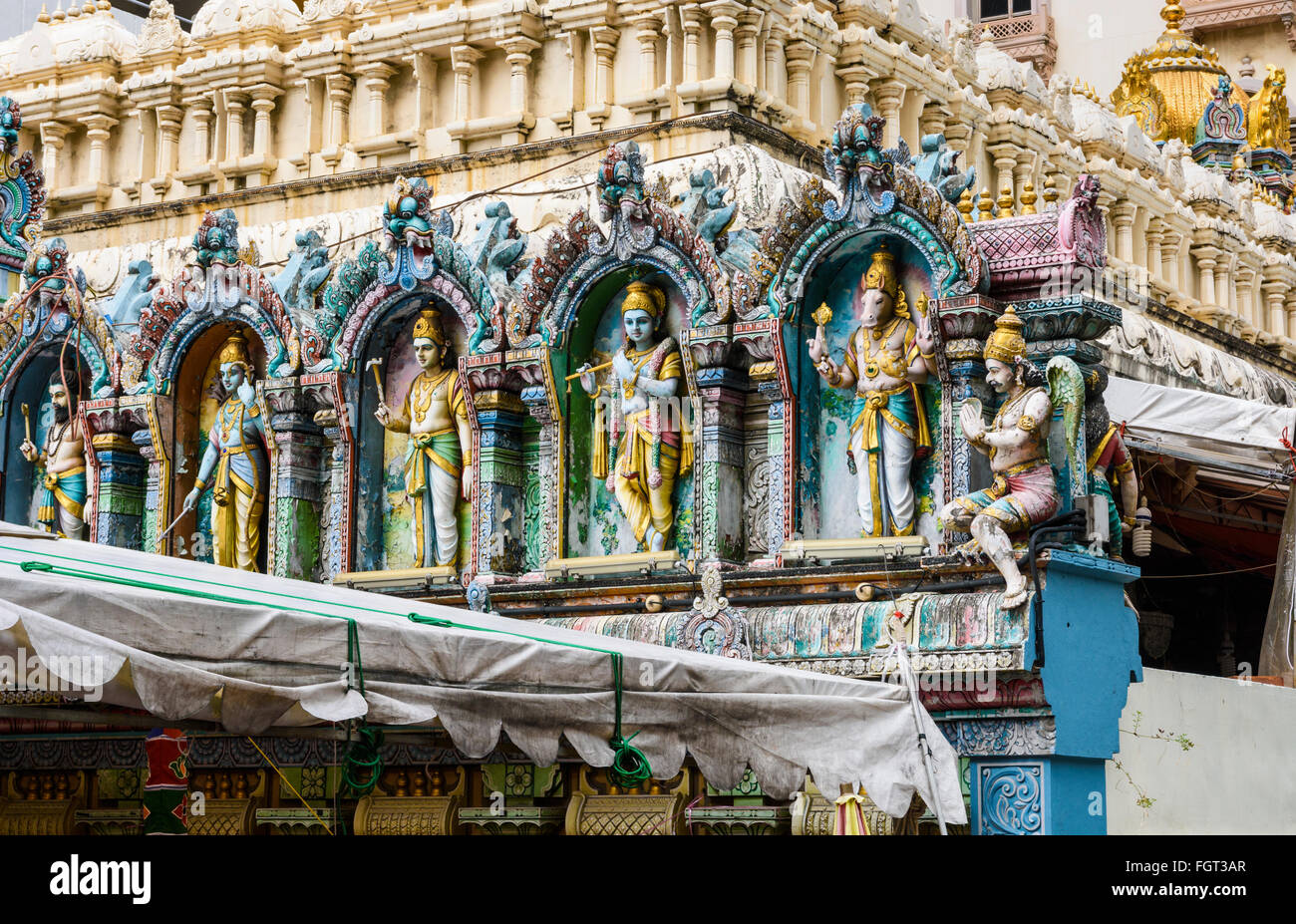 Detail der Fassade der verschiedenen Hindu-Götter im Sri Krishnan Temple, Singapur Stockfoto