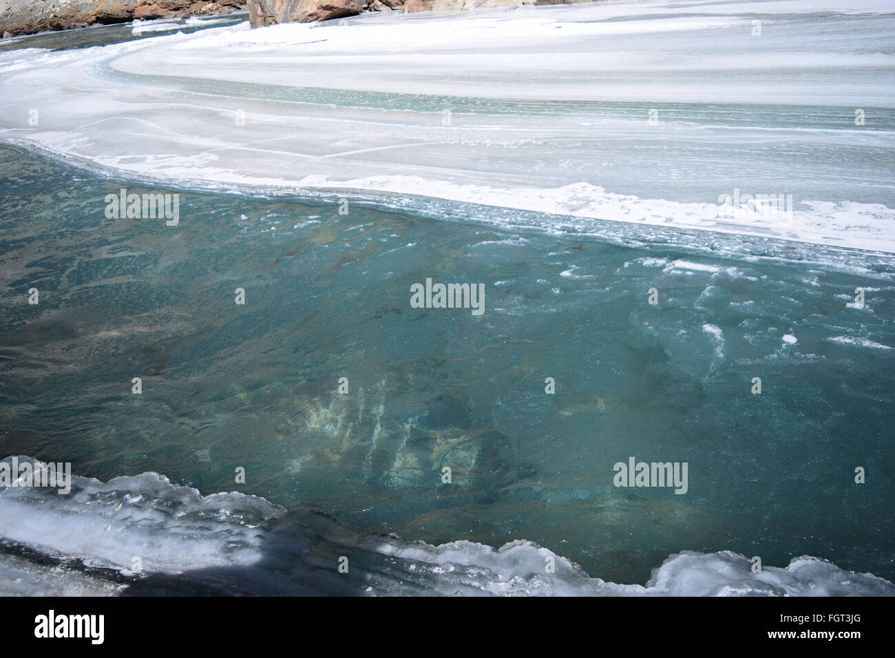 schöne Aussicht auf klare blaue Wasser Stockfoto