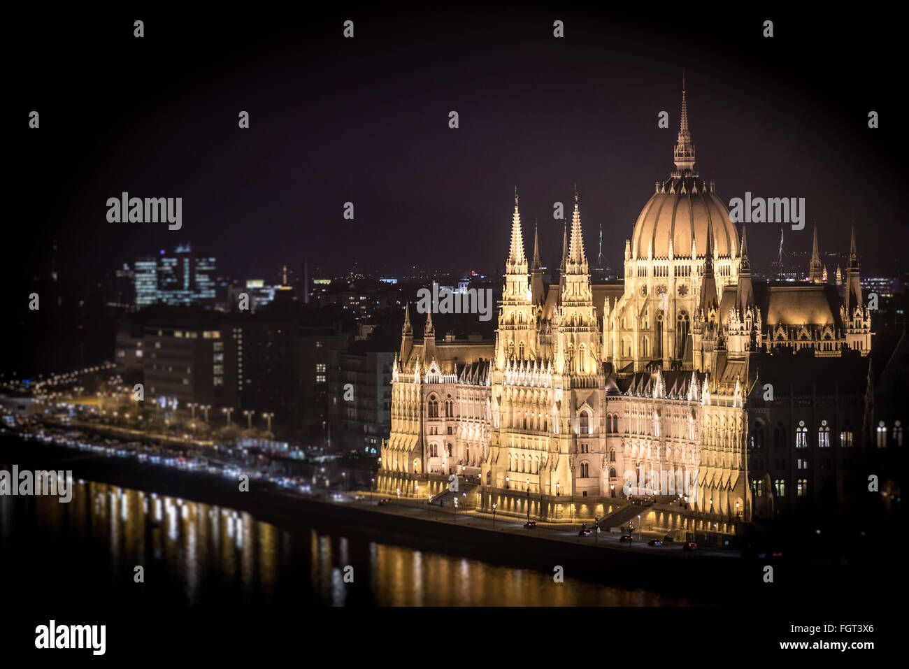 Parlamentsgebäude in Budapest, Ungarn, Europa. Nacht in der Stadt. Lichter im Wasser der Donau. Major Landmark und Stockfoto