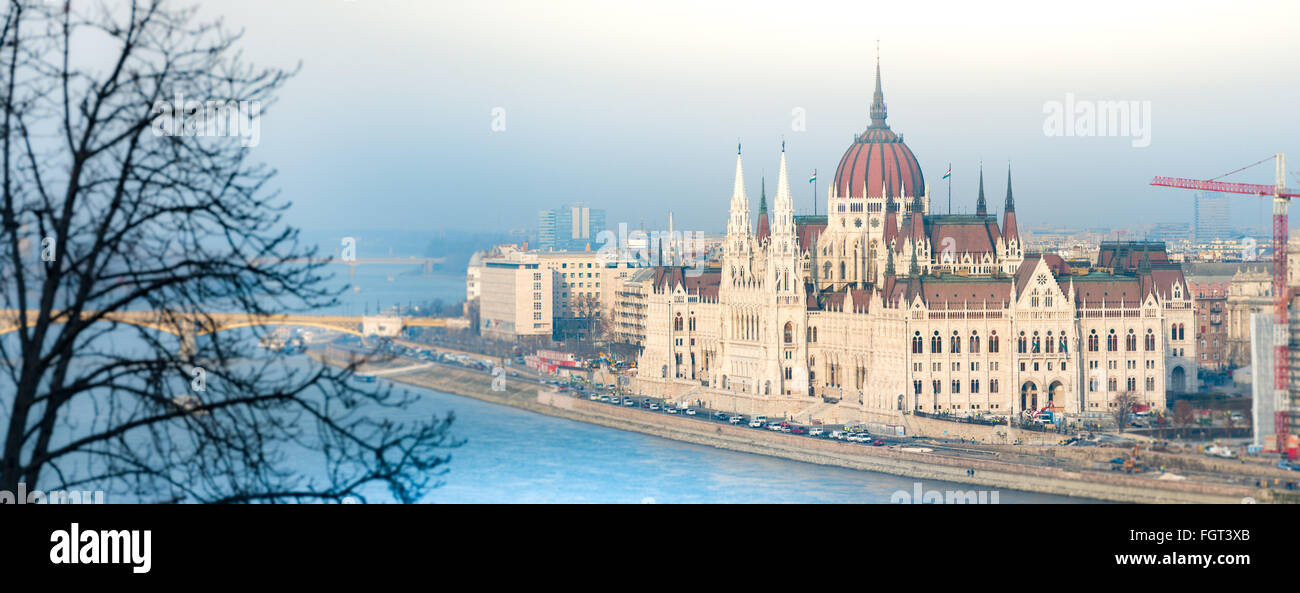 Parlamentsgebäude in Budapest, Ungarn, Europa. Blaue Wasser der Donau. Major Landmark und Touristenattraktion. Stockfoto