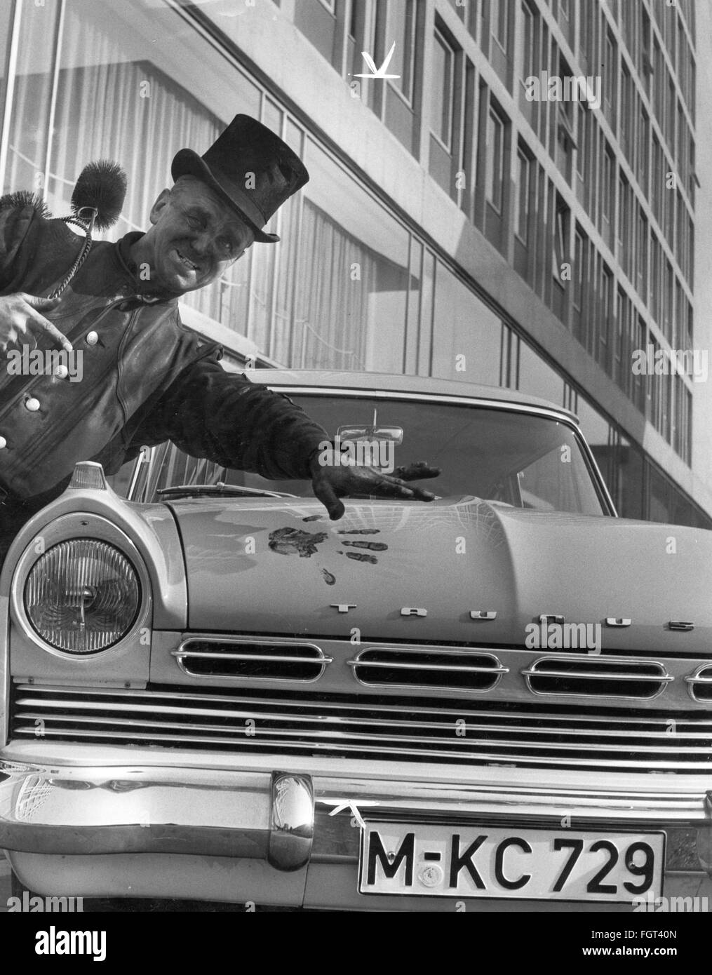 Transport / Transport, Auto, Fahrzeugvarianten, Ford Taunus 17M, Schornsteinfeger hinterlässt seinen Handdruck, München, um 1960, Zusatz-Rechteklärung-nicht vorhanden Stockfoto