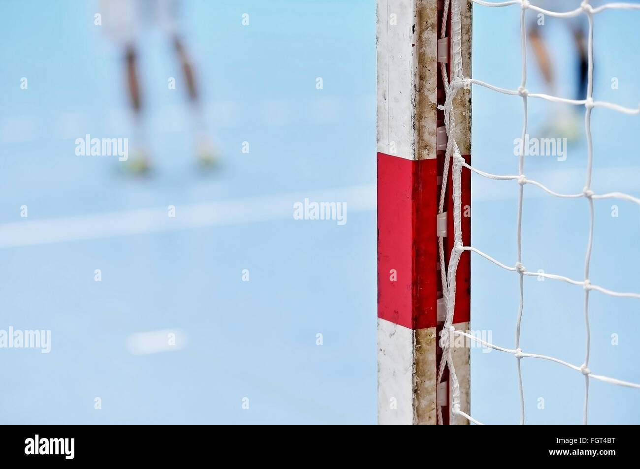 Detail mit Handball Torpfosten und Spieler im Hintergrund gedreht Stockfoto