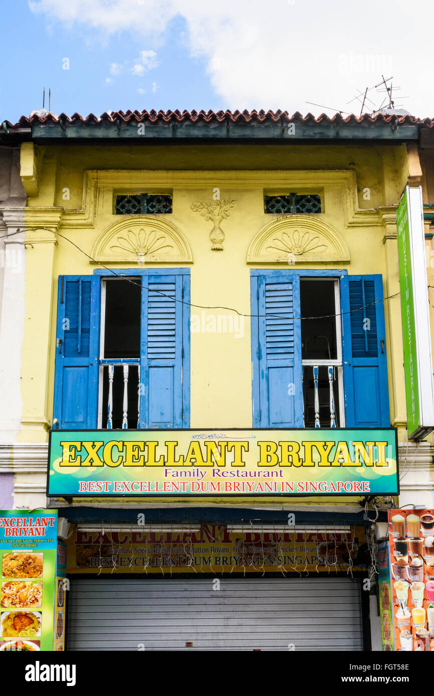 Zweite Geschichte Detail eines Restaurant-Shophouse in Little India, Singapur Stockfoto