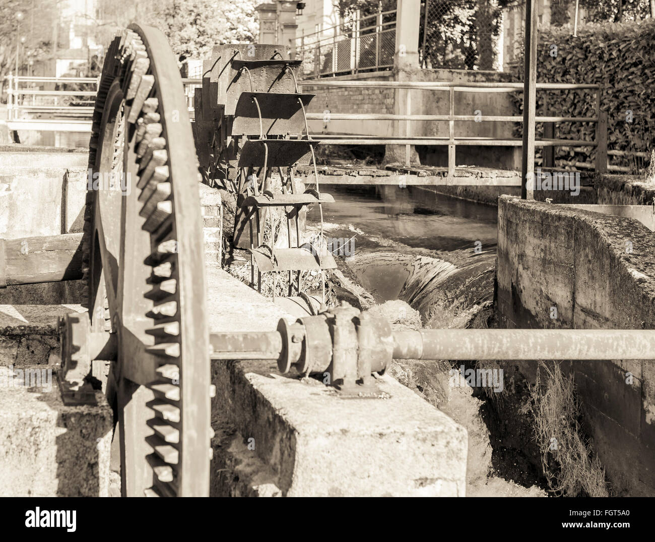 Alten Eisenrad eine Wassermühle. Ruine einer Wassermühle. Stockfoto